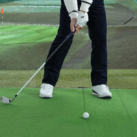 【ゴルフ】「アイアンのダフリを防ぎたい」なら、体の回転と両手の位置がポイント！