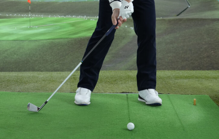 【ゴルフ】「アイアンのダフリを防ぎたい」なら、体の回転と両手の位置がポイント！